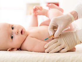 هل سخونة الاطفال بعد التطعيم شهرين امر طبيعي