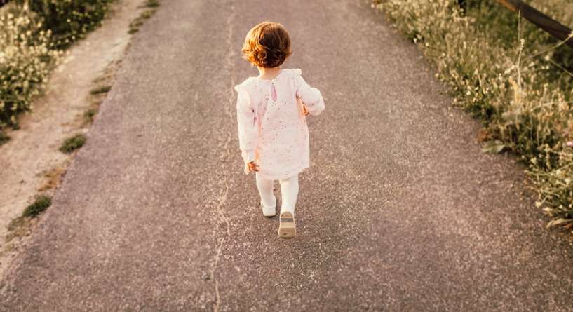 خطر انحراف قدم الطفل للخارج عند المشي الاسباب والمخاطر