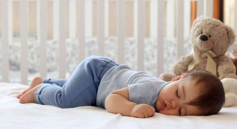 أسباب أنين الطفل الرضيع أثناء النوم