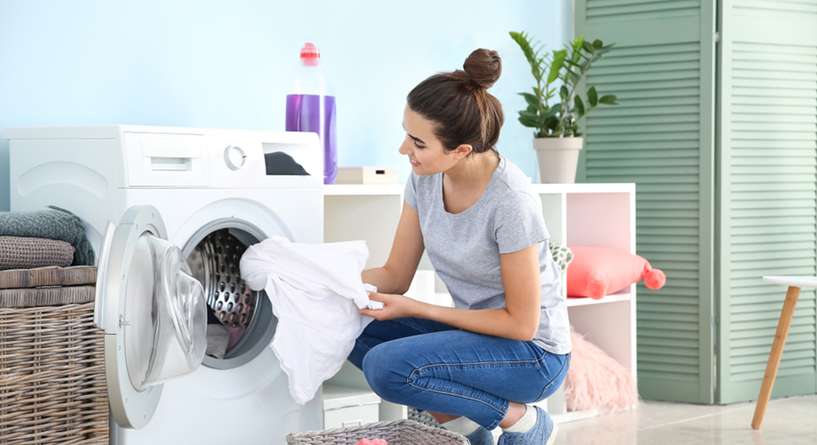 خطأ في غسل الملابس يجعل رائحة الثياب بشعة تشبه القيء تجنبيه
