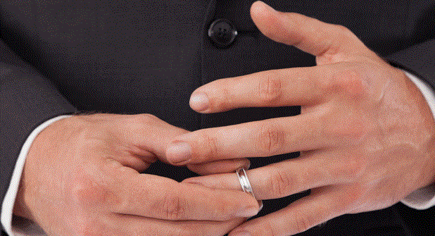دلالة لبس الزوج لخاتم الزواج او  الامتناع عن وضعه