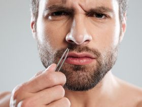 اليك افضل طرق ازالة شعر الانف الخارجي واسوءها!