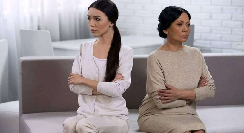 تعلمي كيفية التعامل مع ام الزوج الخبيثة والمتسلطة!