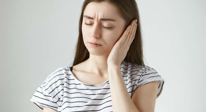 هل التهاب الاذن يسبب تنميل في الراس
