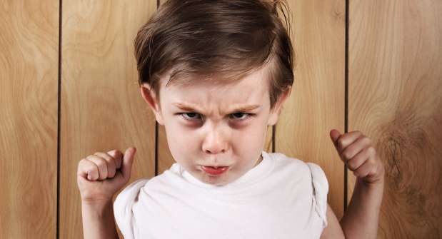 كيفية التعامل مع ضرب الطفل للآخرين