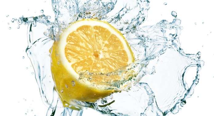 ما أهمية الماء الدافئ مع الليمون الحامض في الصباح؟