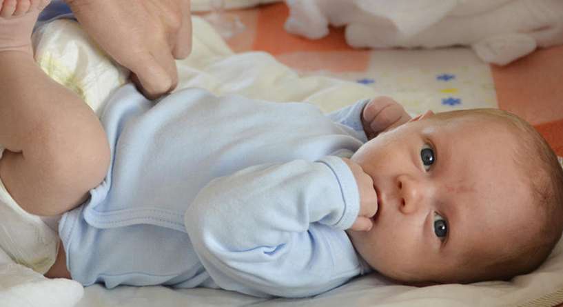 ما سبب الحبيبات في براز الطفل الرضيع وهل هي طبيعية؟