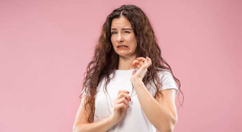 ما اسباب خروج ماء من المهبل ومتى يكون ذلك خطيرا؟
