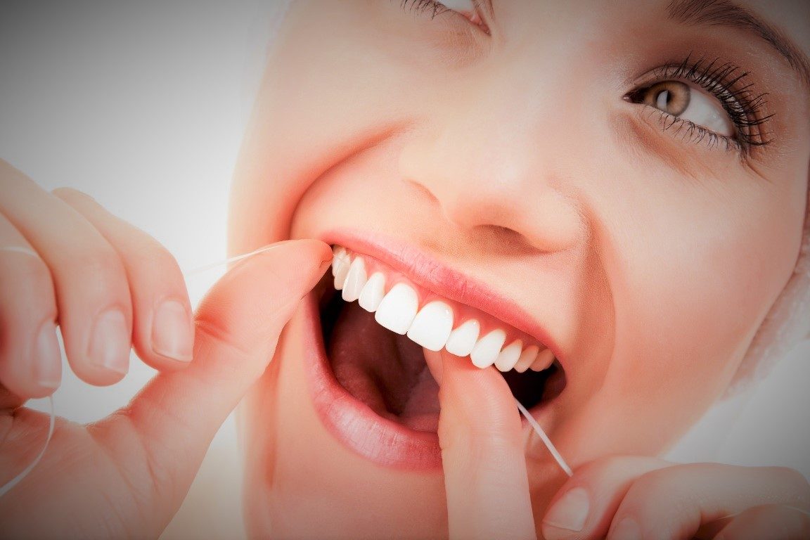 فوائد تنظيف الاسنان بالخيط