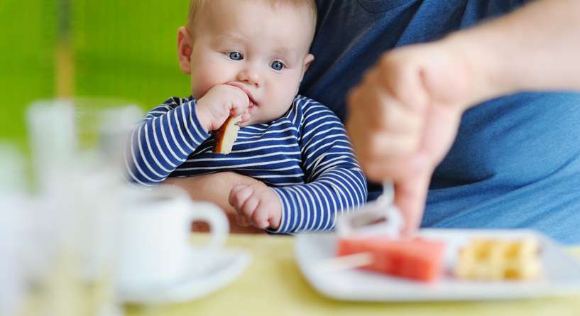 ماذا ياكل الطفل في الشهر السادس