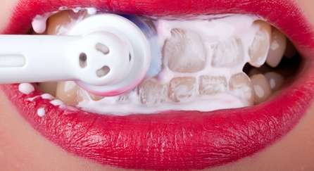 كم يستغرق تنظيف الأسنان بالفرشاة الكهربائية؟