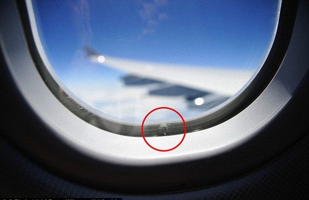 سبب وجود الثقب الصغير اسفل نافذة الطائرة