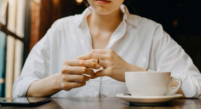 طريقة كشف خيانة الزوجة من تصرفاتها