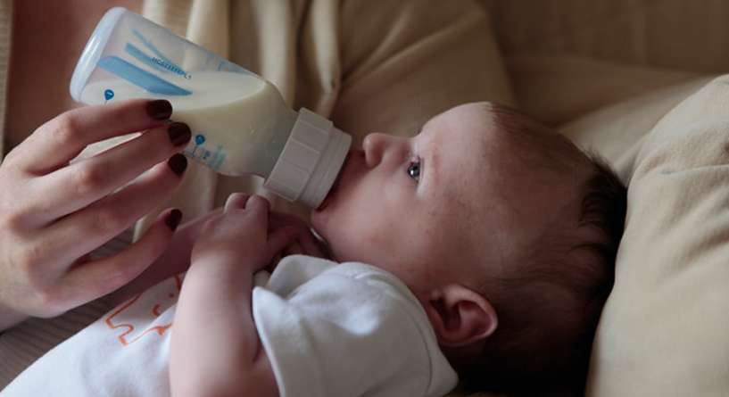 اسباب استفراغ الرضيع بعد الحليب الصناعي 