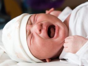 طفلك يبكي كثيراً؟ إنتبهي لهذه الأسباب!