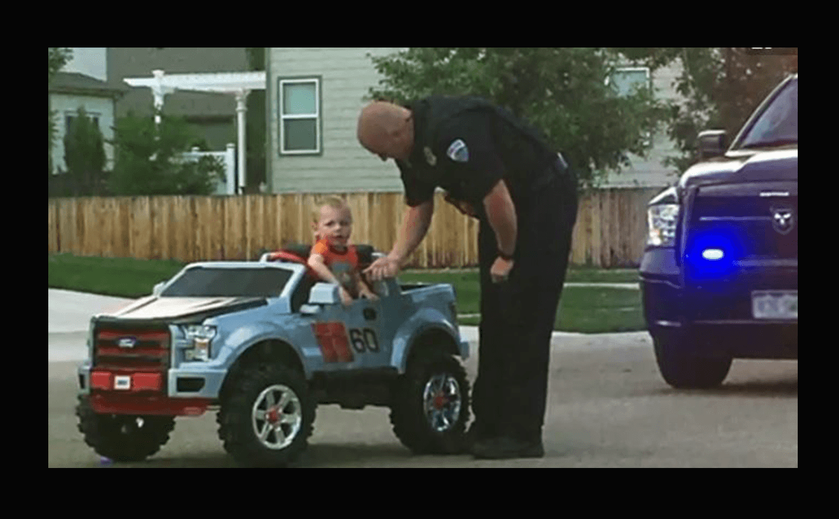 شرطي يوقف طفل صغير