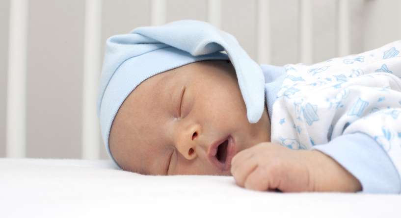 طفلي يشرق بريقه وهو نايم