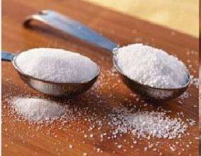 خلطات سهلة من الملح والسكر لتقشير الوجه والجسم