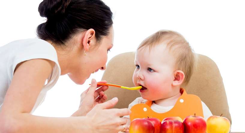 اكتشفي متى يعطى التفاح المسلوق للرضع وفوائده بالنسبة لهم!