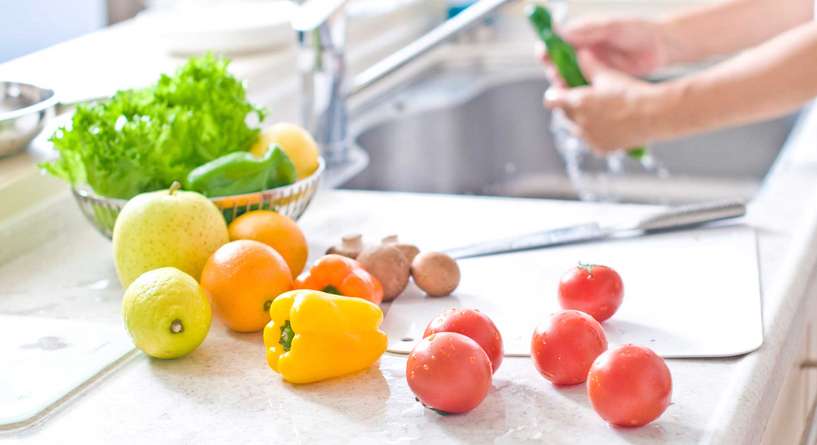 طريقة مضمونة للتخلص من المواد الكيميائية في الدجاج والخضار