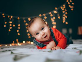 تربية الطفل في عمر سنة مع مراحل النمو