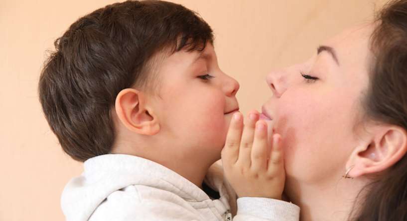حقائق عن علاقة الأم بإبنها