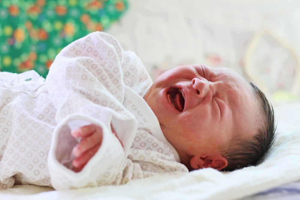 Новорожденный плачет. Как фотографы успокаивают новорожденных. Почему новорожденный плачет. Crying Newborn. Сон плач младенца