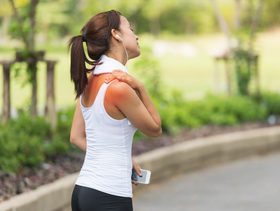 الم في منتصف الظهر بين الكتفين الاسباب والعلاج