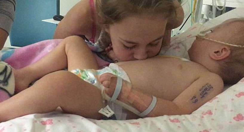 قبلة واحدة من شقيقتها اعادت هذه الطفلة المريضة الى الحياة