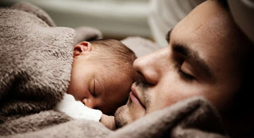 الزوج أيضاً تتغير حياته عند ولادة طفله