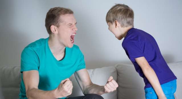 عصبيّة الأب على إبنه: ما تأثيرها وكيف تتصرّفين؟