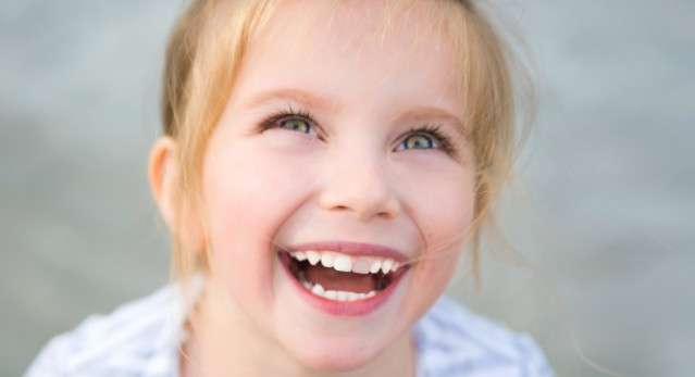 اسباب تغير لون الاسنان عند الاطفال