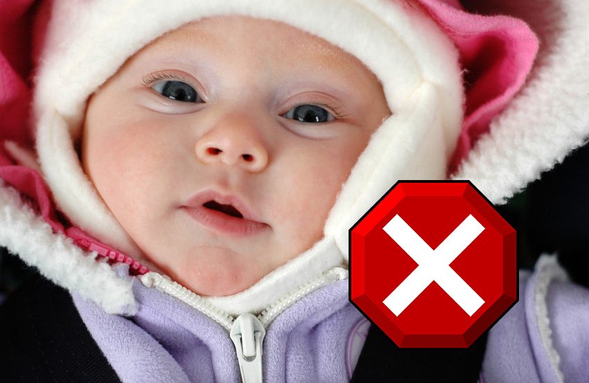 خطر الإكثار في إلباس الطفل الرضيع