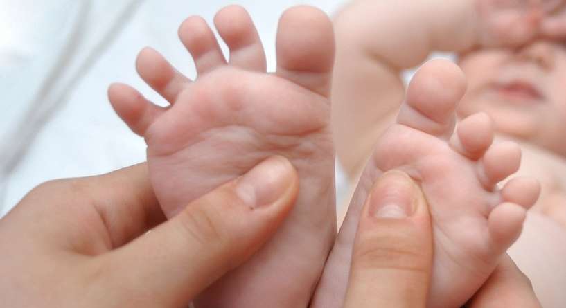 دليل تدليك قدمي الطفل الرضيع لتهدئته وتسكين آلامه