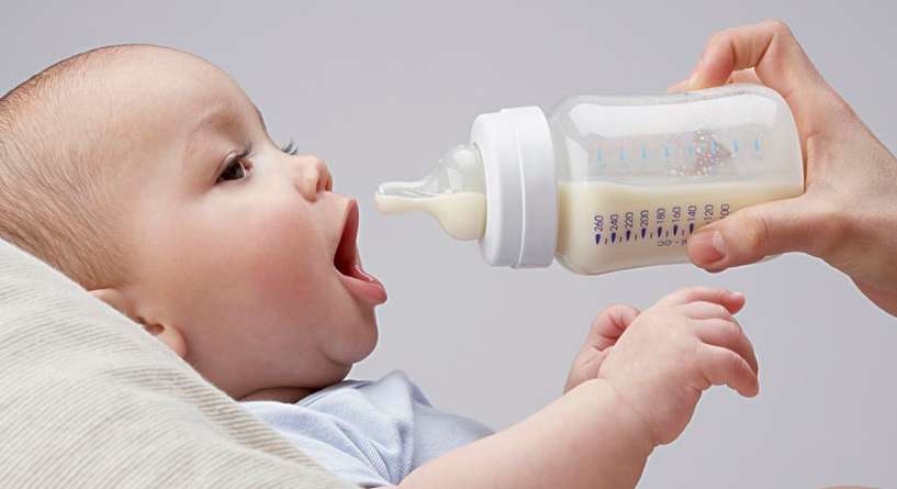 متى يجب التوقف عن تعقيم زجاجات الرضاعة