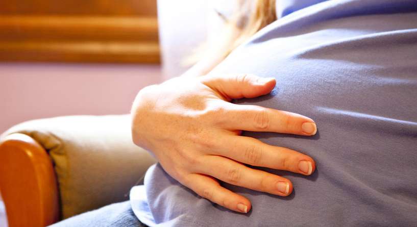 هل الافرازات البنيه خطيره على الحامل