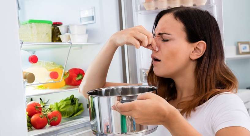 حيل سهلة للتخلص من رائحة الثلاجة الكريهة