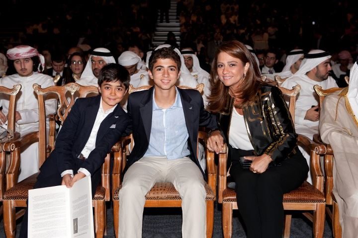 صور جوليا بطرس مع ولديها في دبي