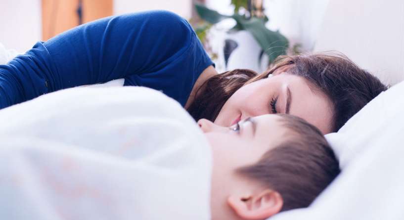 النوم بجانب الطفل حتى يغفو ليس عادة سيئة