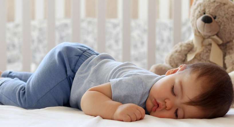 ما اسباب كثرة حركة الطفل قبل النوم وعلاجها؟