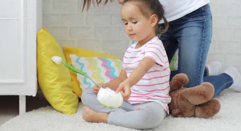 كيفية تفادي تشابك شعر الطفل في الصباح