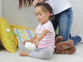 كيفية تفادي تشابك شعر الطفل في الصباح