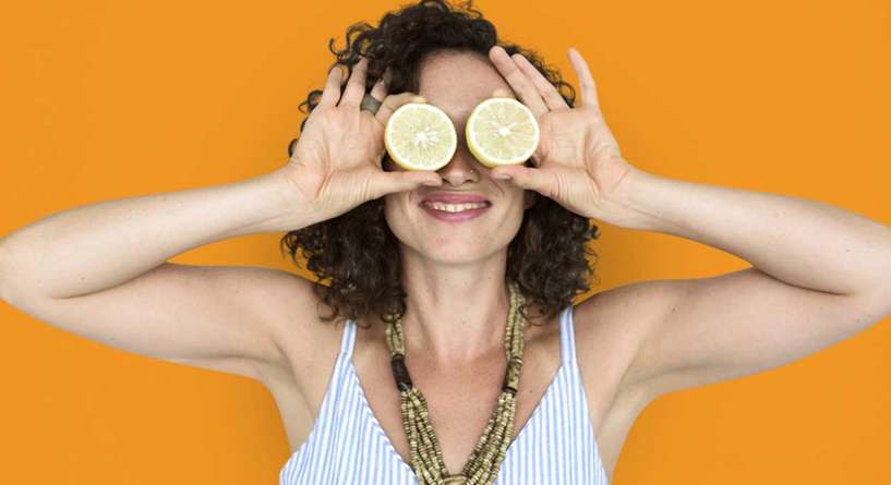 امرأة تضع الليمون الحامض على عينيها وتشاركنا نتيجة الاختبار