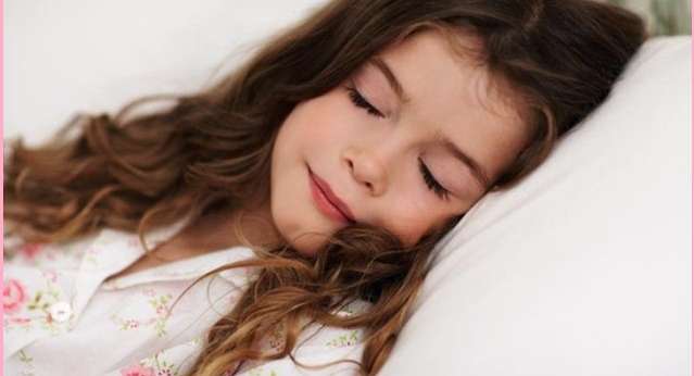 تبلل الاطفال بالعرق اثناء النوم امر طبيعي
