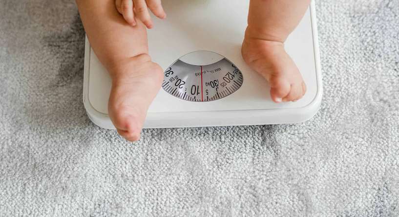 متى يعتبر وزن الطفل غير طبيعي وما اسباب نقصه؟