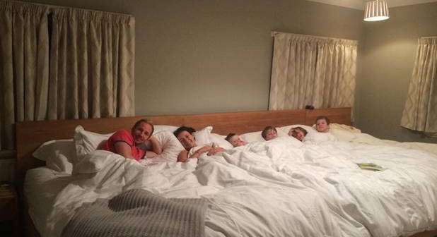عائلة من 6 أفراد تنام في سرير موحد ضخم