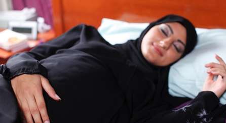ما هي الوضعية الأصح لنوم الحامل؟