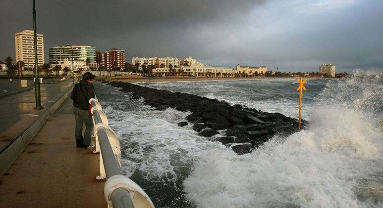 الادمان على الفيسبوك سبب سقوط إمرأة في البحر