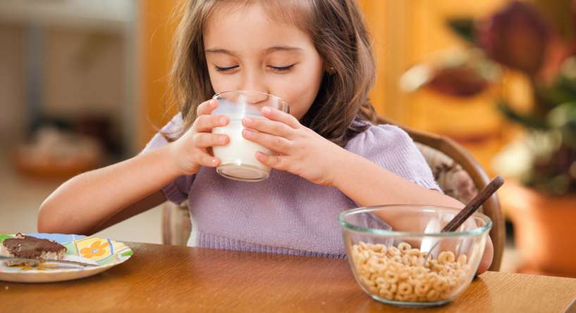 كيفية اختيار الحليب المجفف المدعم الأفضل لطفلك في مرحلة المدرسة