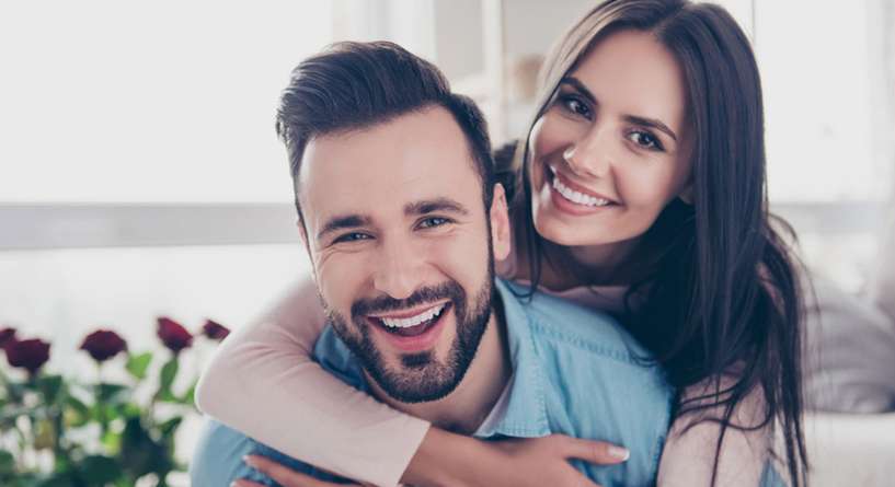 سبب حب الرجل للشقراء وزواجهم بالسمراء